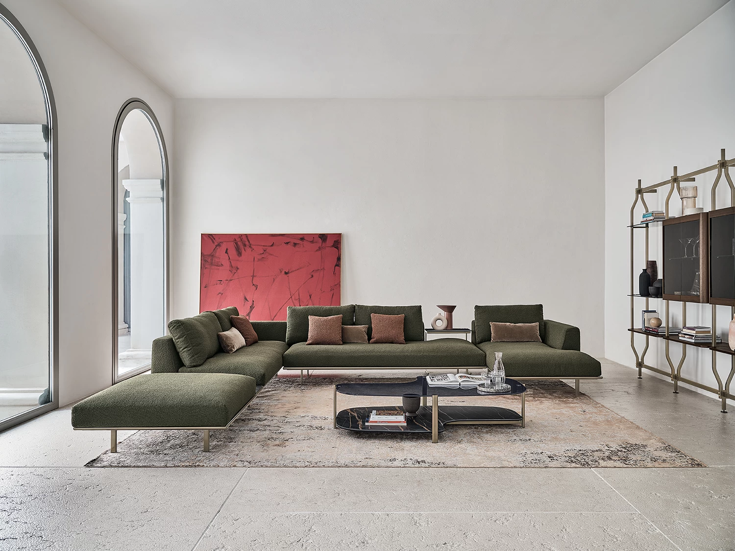 Moderní obývací pokoj se stane nevšední díky měkce olivovému tónu luxusní sedací soupravy. Přírodní tóny doplňuje uhlazený styl kovové police, kterou lze použít i jako moderní obývací stěnu. Prostor plný stylu a komfortu!