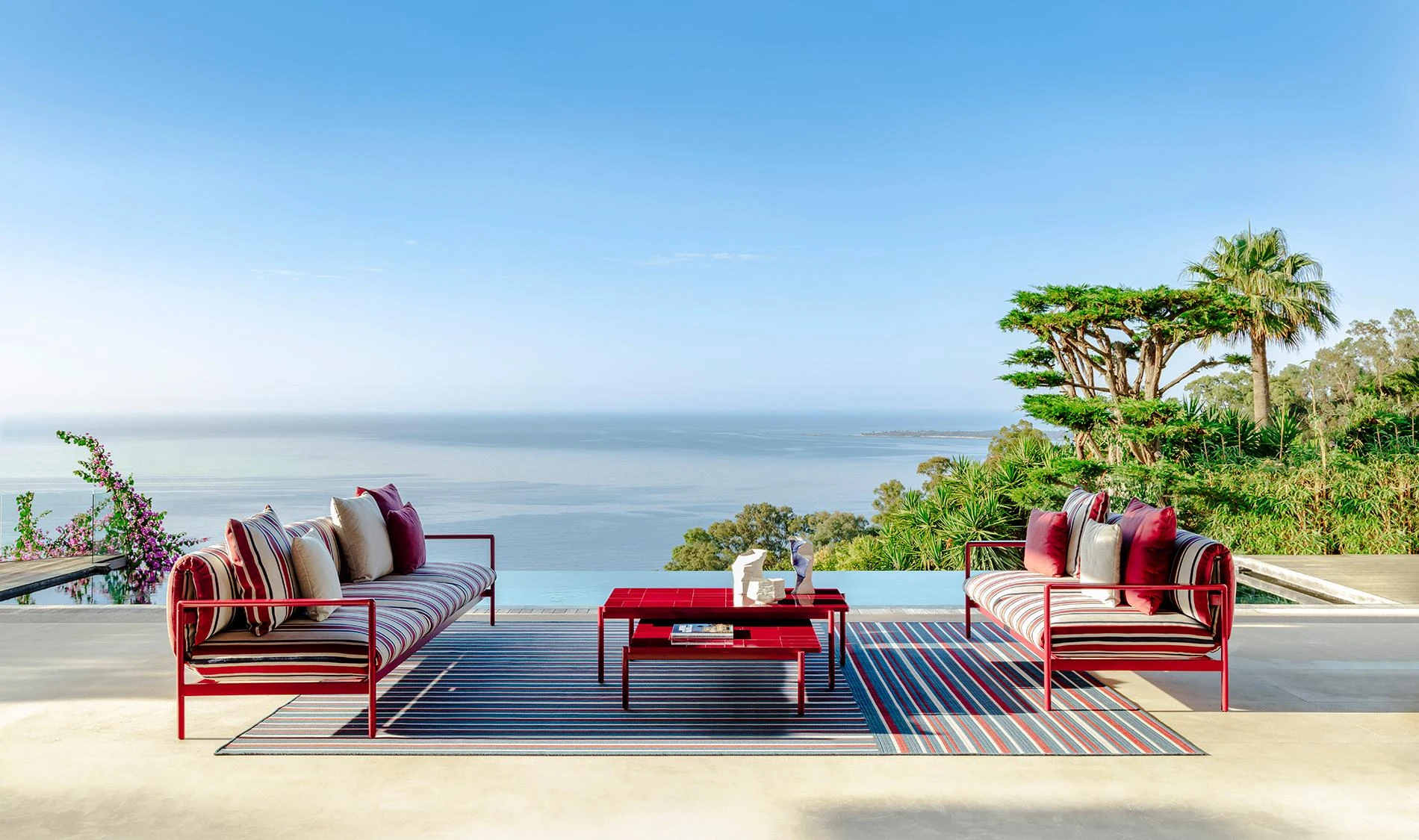 Talenti – špička v luxusním outdoorovém designu.
Kolekce Nalu od této prestižní italské značky ztělesňuje dokonalou rovnováhu mezi elegancí, pohodlím a odolností. Nadčasový design, prémiové materiály a precizní řemeslné zpracování vytváří venkovní prostor, který působí jako luxusní obývací pokoj. K dispozici v několika stylových barevných provedeních.