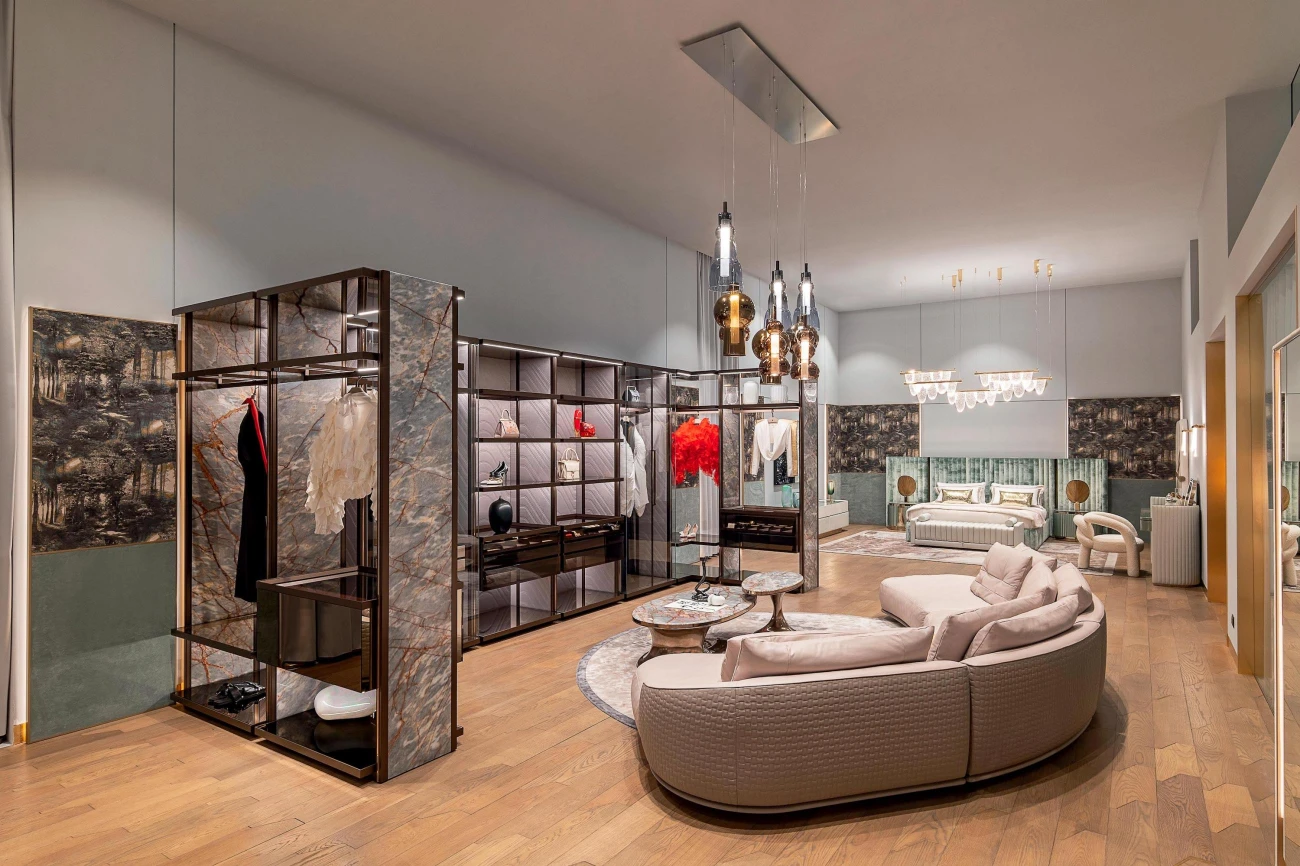 Otevřená šatna spojuje praktičnost a estetiku. Elegantní design, přírodní materiály a jemné barevné ladění vytvářejí prostředí, ve kterém se budete cítit výjimečně každý den.