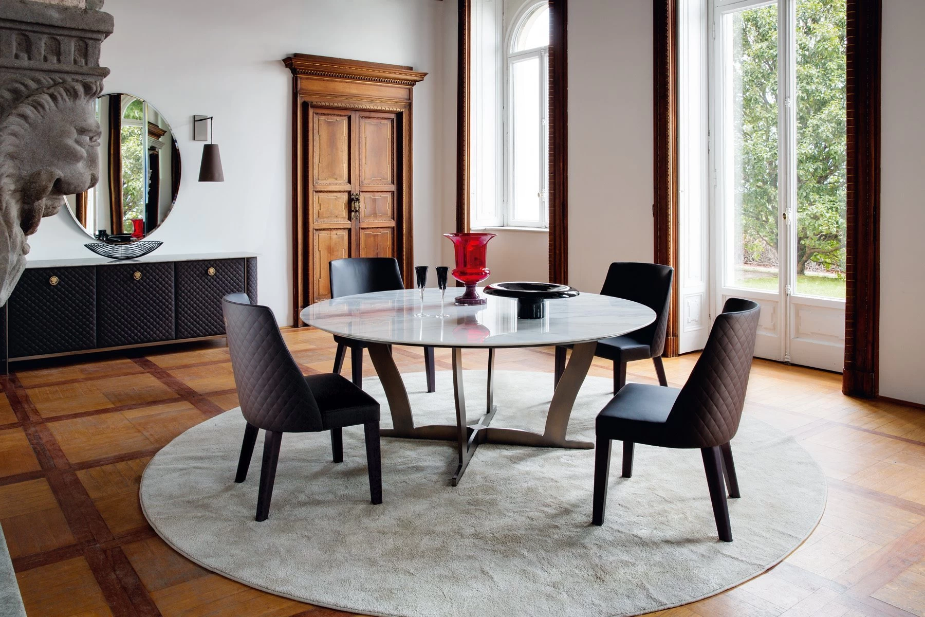 Designový interiér, který snoubí historickou esenci se současností. Kulatý mramorový stůl je srdcem jídelny a luxusní kožené židle neslibují nic menšího, než nekonečný komfort při stolování. Klasické prvky, jako jsou dřevěné parkety a zárubně v kombinaci s eklektickou elegancí? Za nás rozhodně ano!